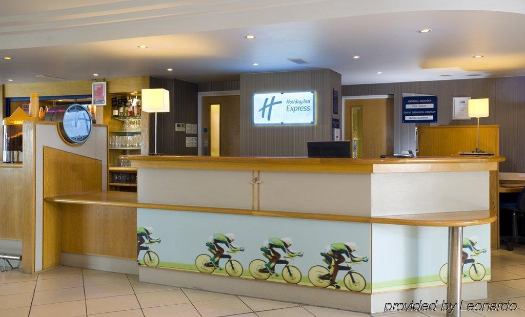 Holiday Inn Express London Luton Airport, An Ihg Hotel Интериор снимка