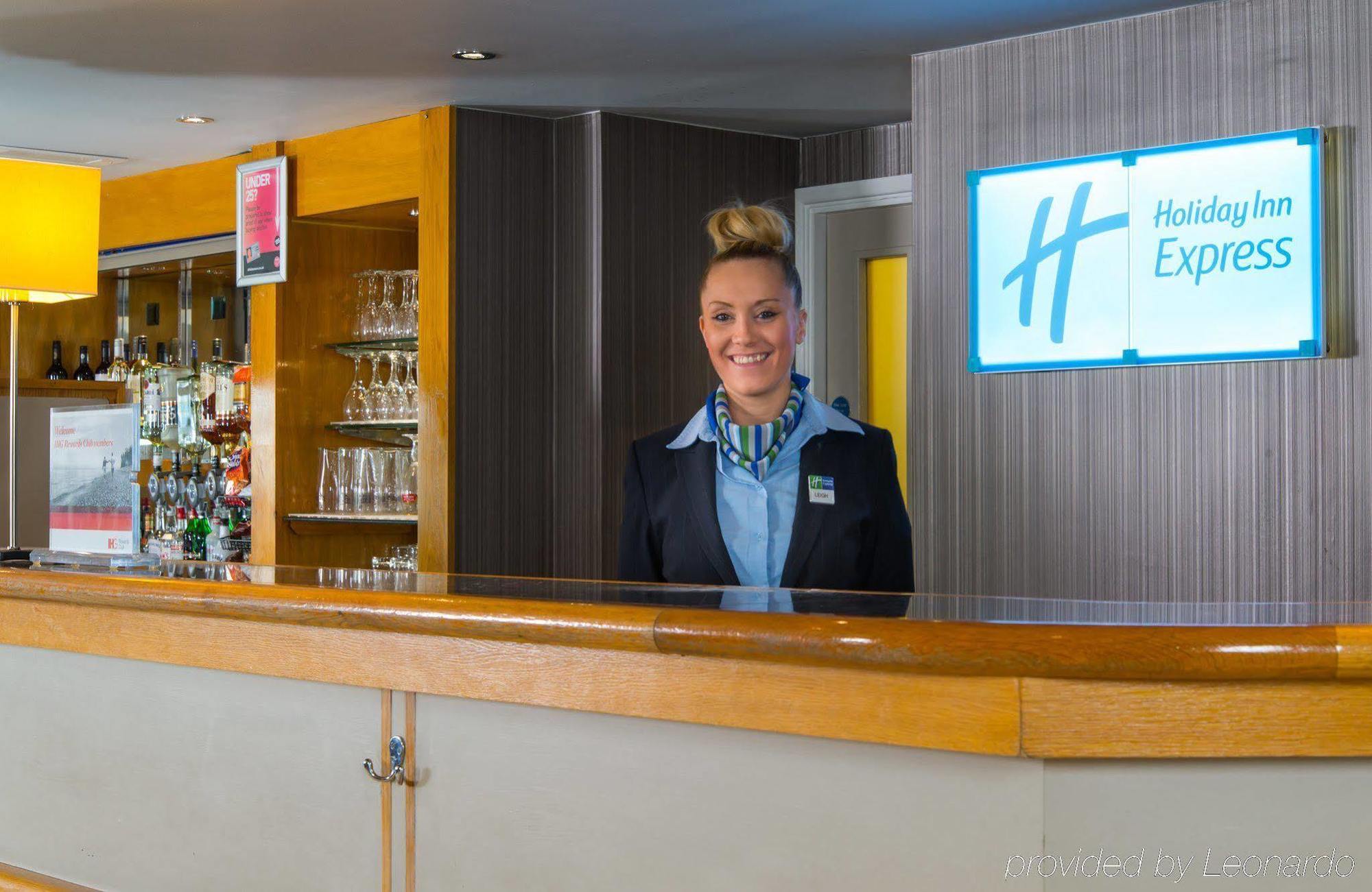 Holiday Inn Express London Luton Airport, An Ihg Hotel Екстериор снимка
